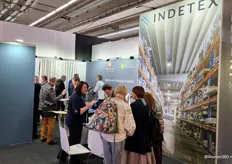 Bedrijvigheid op de stand van Indetex, al meer dan 40 jaar actief in de markt van verduisterende gordijnen en voeringen. 